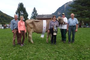 Miss Lungern Nescardo Noemi Furrer J. mit Sponsor